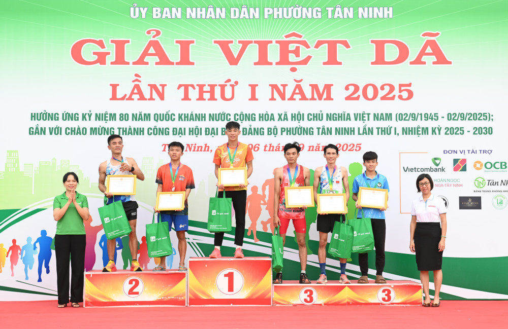 Ban Tổ chức trao giải cho các vận động viên nam đạt thành tích cao