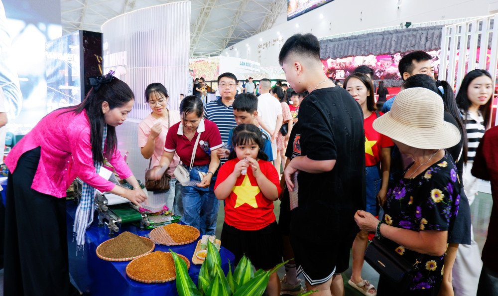 Người dân và du khách thưởng thức bánh tráng và muối tôm của tỉnh Tây Ninh