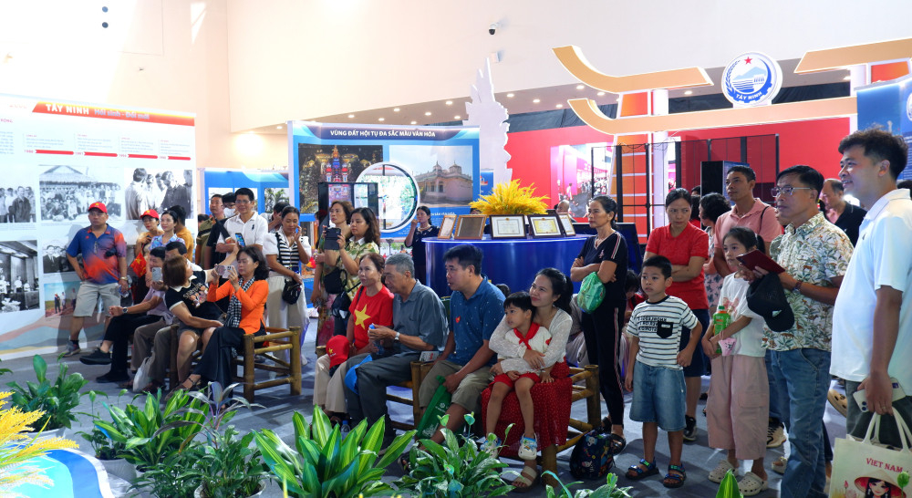 Đông đảo người dân, du khách thưởng thức nghệ thuật đờn ca tài tử do nghệ sĩ tỉnh Tây Ninh biểu diễn