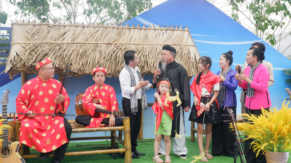 Người dân giao lưu cùng đội nghệ thuật tỉnh Tây Ninh