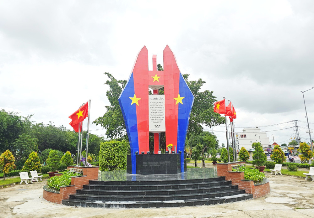 Bia chiến công Trung đoàn Bộ binh 174 trong công viên nhỏ bên Quốc lộ 1
