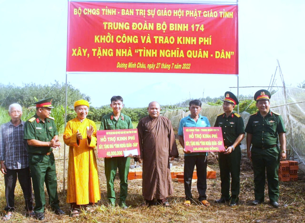 Ngoài hoạt động huấn luyện, sẵn sàng chiến đấu, Trung đoàn Bộ binh 174 còn tham gia hoạt động dân vận, xây dựng nông thôn mới (Ảnh: Trung đoàn Bộ binh 174 cung cấp)