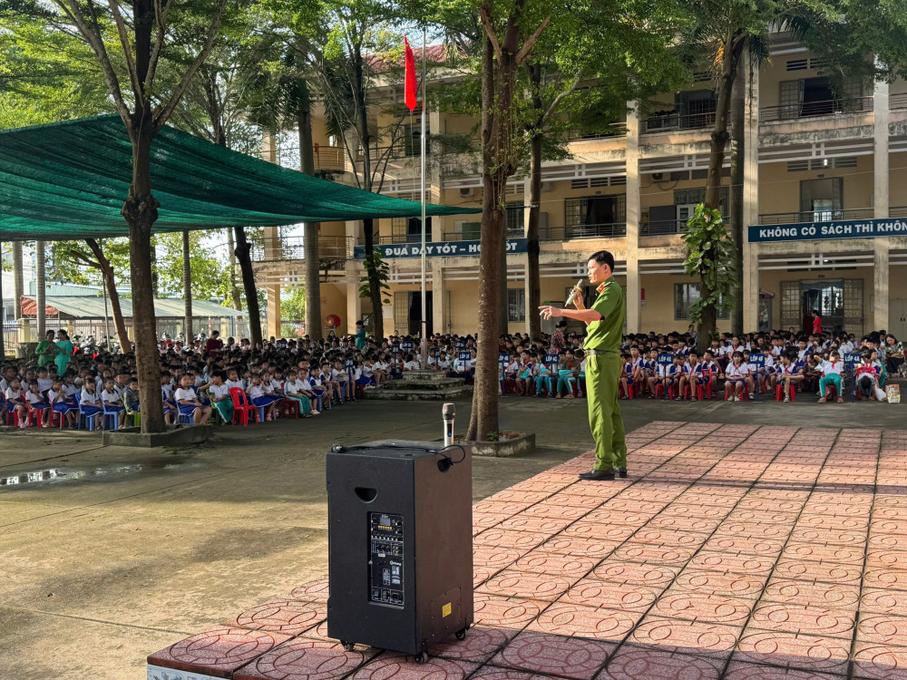Công an xã Tân Châu tuyên truyền kiến thức, kỹ năng về an toàn giao thông và phòng, chống pháo nổ cho các em học sinh, cán bộ, giáo viên