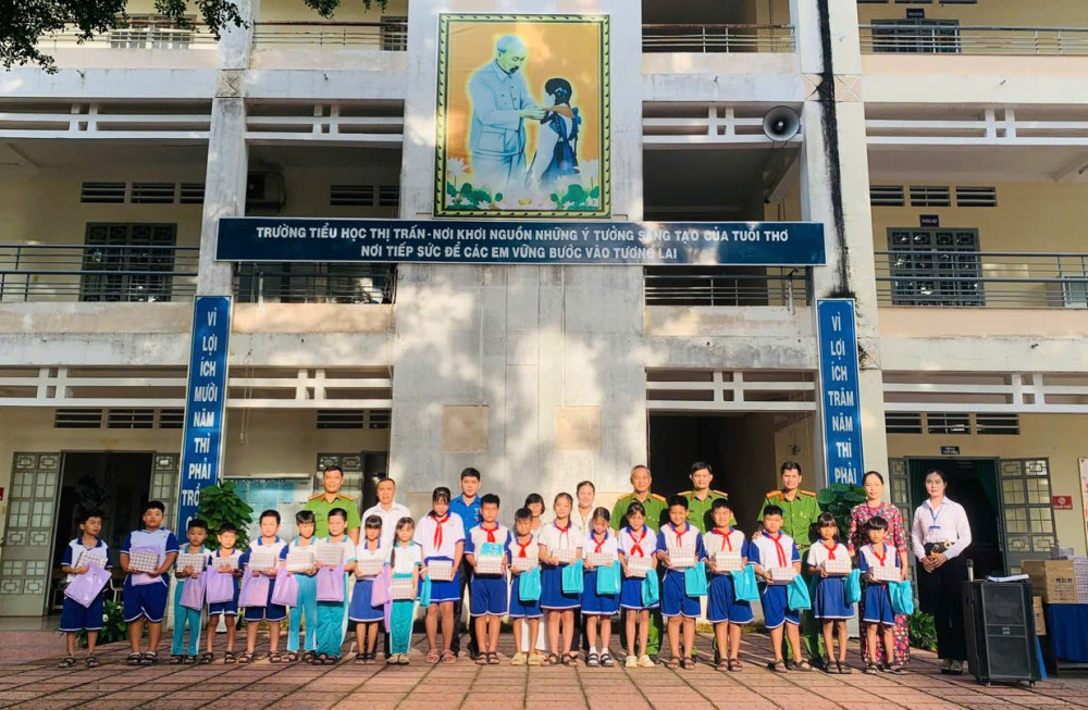 Công an xã Tân Châu tặng quà cho các em học sinh có hoàn cảnh khó khăn