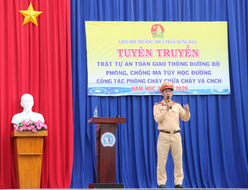 Cán bộ Phòng Cảnh sát giao thông tuyên truyền an toàn giao thông tại Trường THCS Trần Hưng Đạo