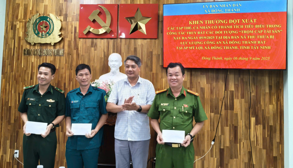 Trao khen thưởng cho ba tập thể