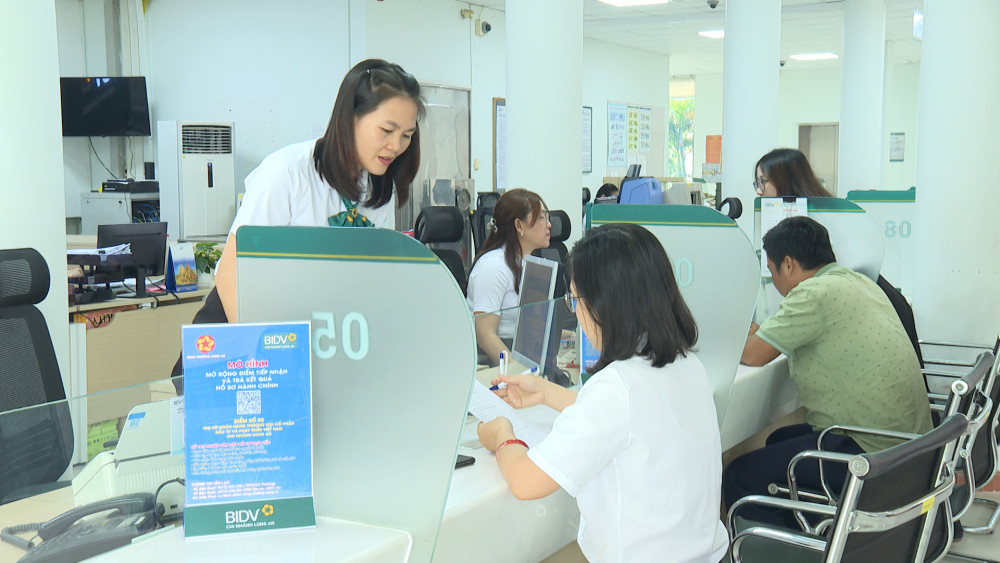 Người dân thực hiện thủ tục tại điểm tiếp nhận và trả kết quả hồ sơ hành chính tại BIDV Chi nhánh Long An