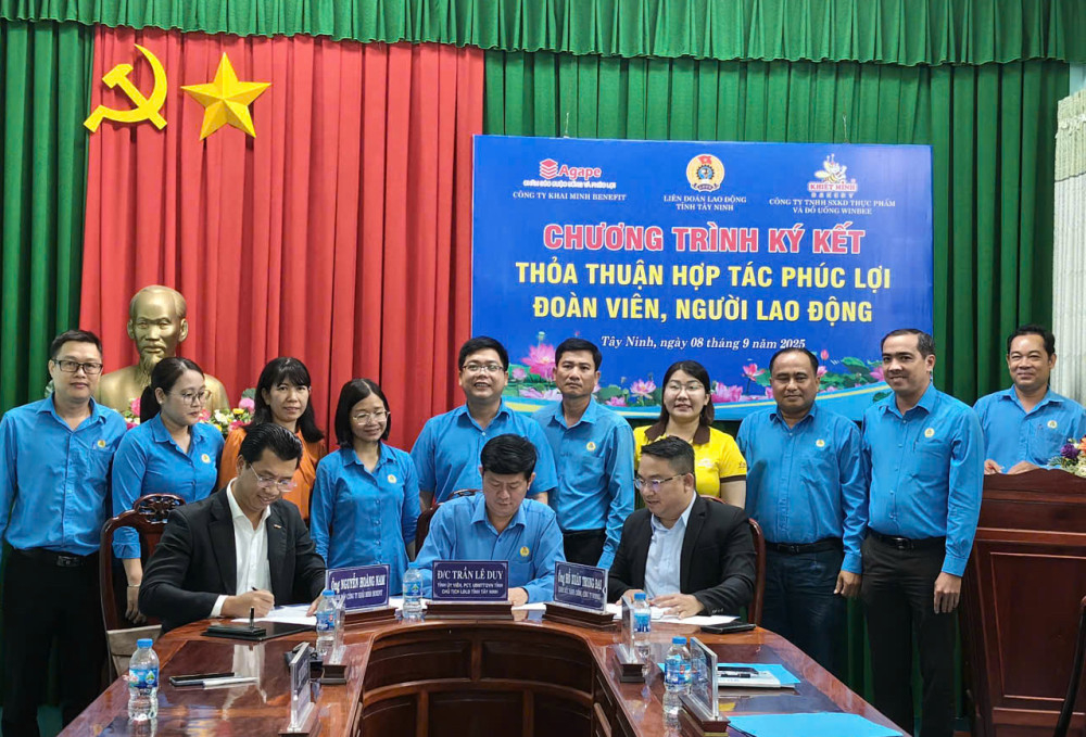 Phó Chủ tịch UBMTTQ Việt Nam tỉnh, Chủ tịch Liên đoàn Lao động tỉnh Trần Lê Duy (ngồi giữa) ký kết thỏa thuận hợp tác với 2 doanh nghiệp