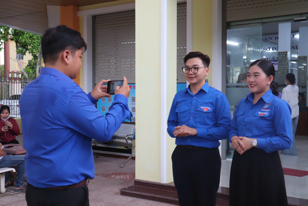Xã đoàn Cần Đước quay video clip tuyên truyền, hỗ trợ người dân chuẩn bị đầy đủ giấy tờ trước khi thực hiện thủ tục hành chính