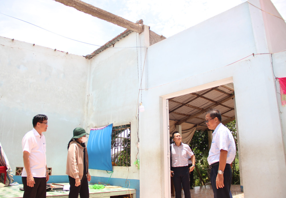 Phó Giám đốc Sở Nông nghiệp và Môi trường Đinh Thị Phương Khanh khảo sát nhà dân bị tốc mái do giông, lốc tại xã Vĩnh Châu