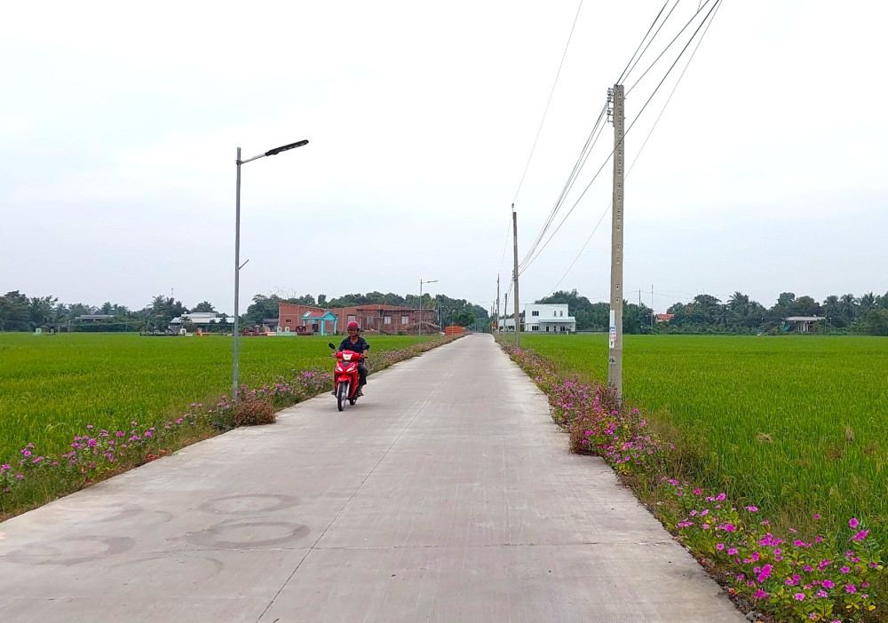 Nhiều tuyến đường giao thông khang trang được hoàn thành nhờ sức mạnh đại đoàn kết toàn dân tộc (Trong ảnh: Đường giao thông ở xã Vàm Cỏ)