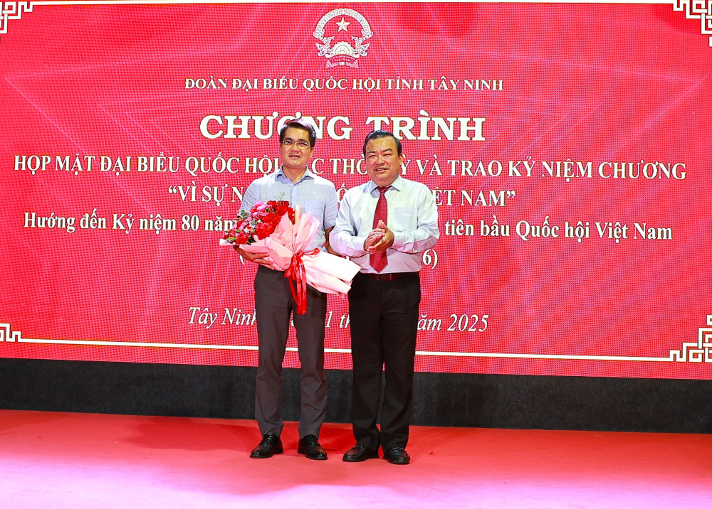 Phó Bí thư Tỉnh ủy, Trưởng đoàn đại biểu Quốc hội tỉnh Tây Ninh khóa XV Phạm Hùng Thái (bên phải) tặng hoa cảm ơn đơn vị tài trợ 