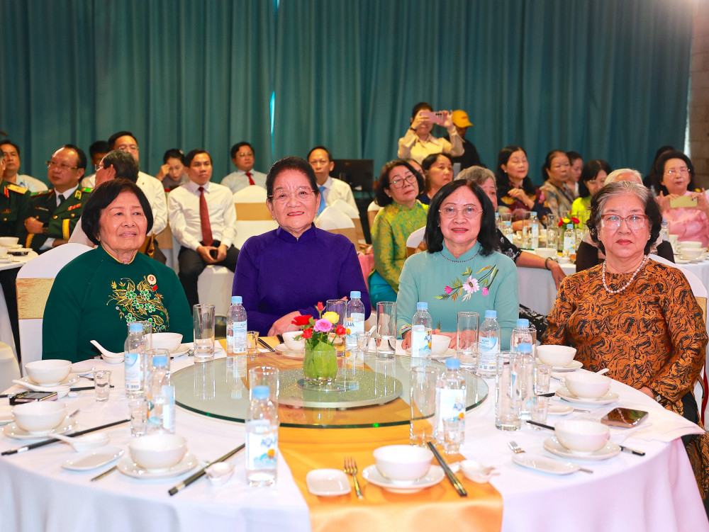 Tham dự có nguyên Ủy viên Ban Chấp hành Trung ương Đảng, nguyên Bí thư Tỉnh ủy Nguyễn Thị Minh (thứ hai từ trái qua), nguyên lãnh đạo HĐND, UBND tỉnh Tây Ninh qua các thời kỳ 