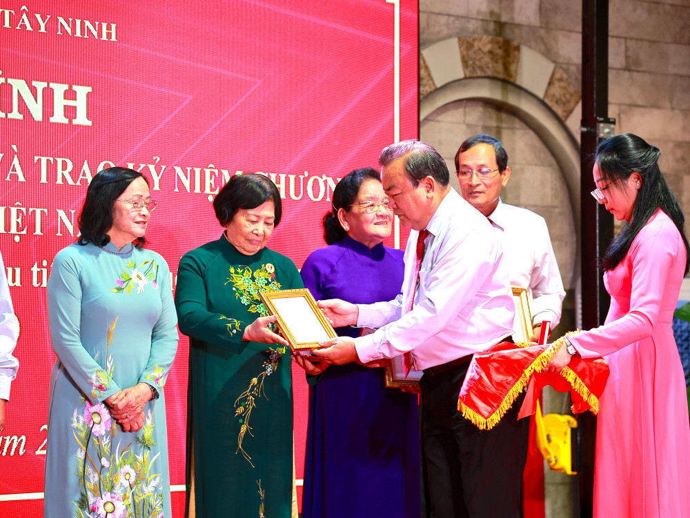 Phó Bí thư Tỉnh ủy, Trưởng đoàn đại biểu Quốc hội tỉnh Tây Ninh khóa XV Phạm Hùng Thái trao tặng Kỷ niệm chương “Vì sự nghiệp Quốc hội Việt Nam” cho đại biểu Quốc hội tỉnh Tây Ninh qua các thời kỳ