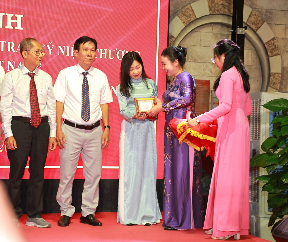 Phó Trưởng đoàn chuyên trách Đoàn đại biểu Quốc hội tỉnh Lê Thị Song An trao tặng Kỷ niệm chương cho đại biểu qua các thời kỳ 