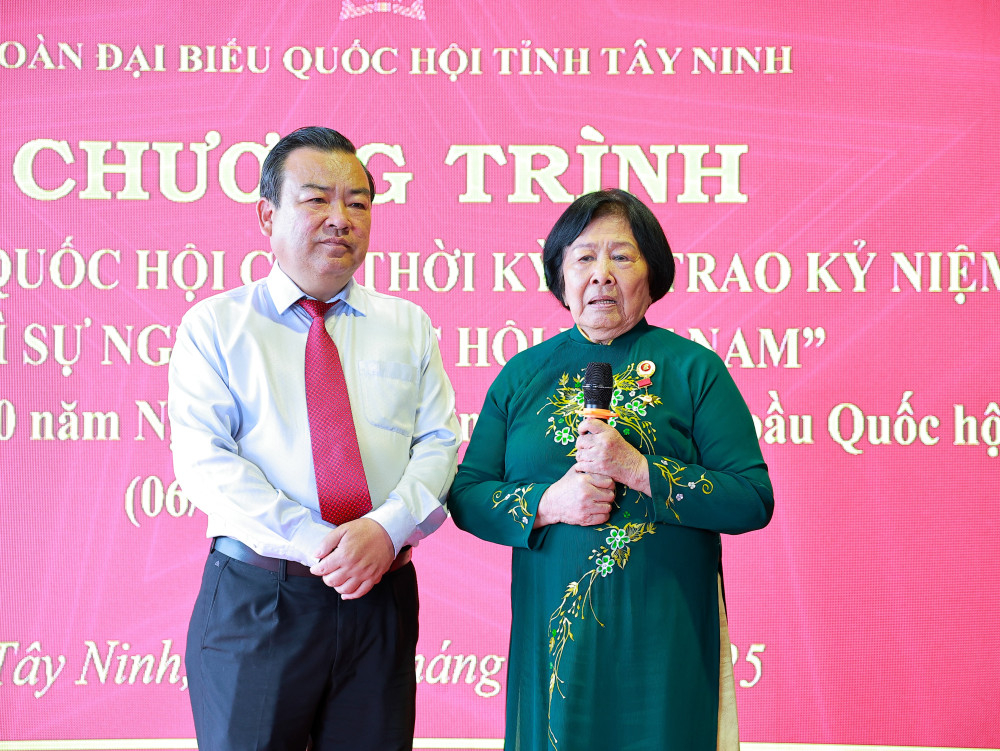 Anh hùng Lực lượng vũ trang Nhân dân Trần Thị Sửa chia sẻ tại buổi họp mặt