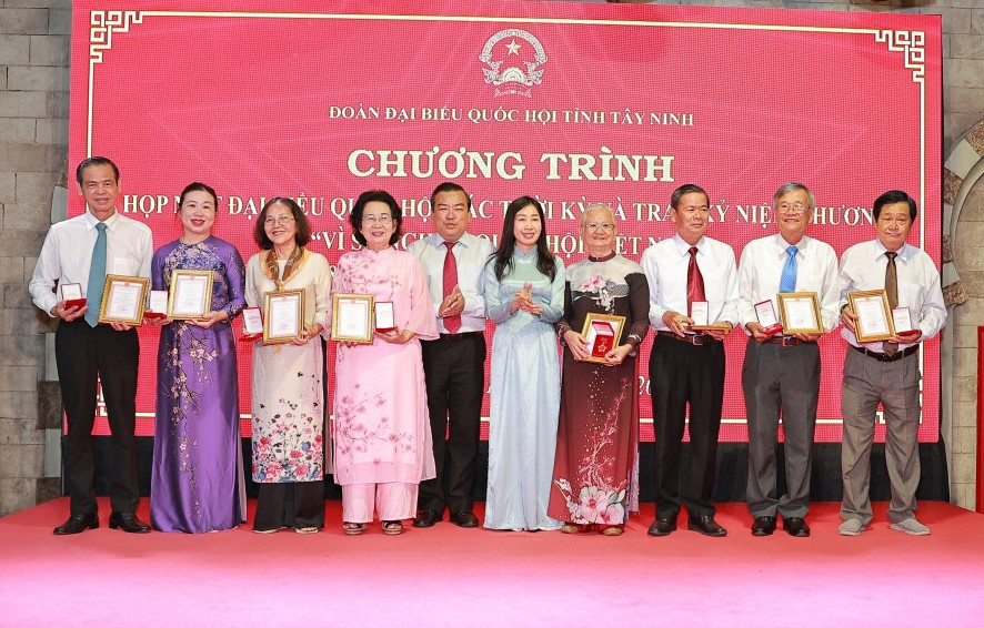 Lãnh đạo Đoàn đại biểu Quốc hội tỉnh Tây Ninh trao tặng Kỷ niệm chương “Vì sự nghiệp Quốc hội Việt Nam” cho các đại biểu 