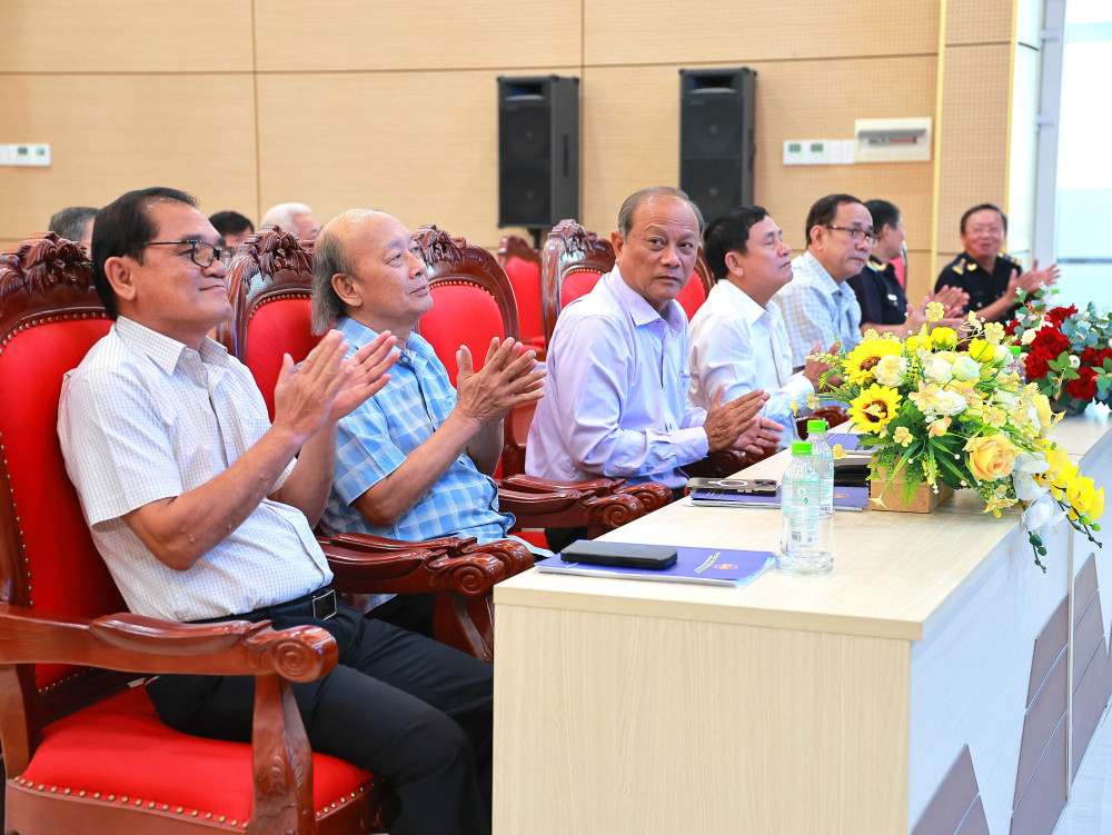 Dự buổi họp mặt có nguyên Bí thư Tỉnh ủy Võ Văn Phuông (thứ 2 từ trái qua), nguyên Phó Bí thư Thường trực Tỉnh ủy Nguyễn Minh Tân (bìa trái)