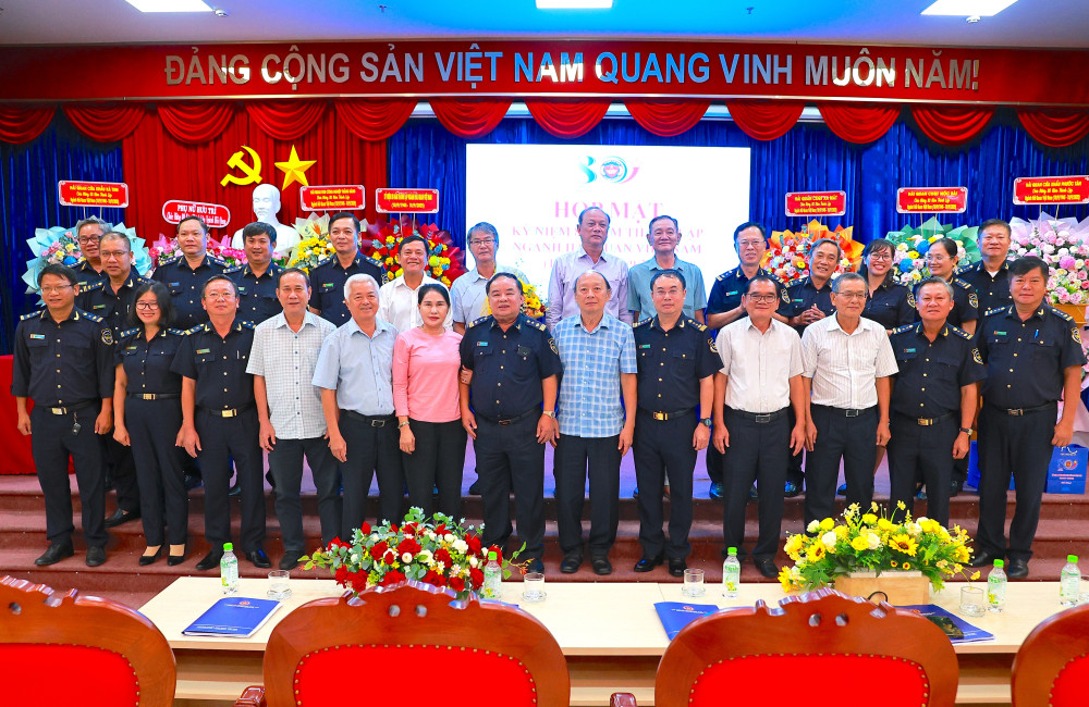 Lãnh đạo Chi cục Hải quan khu vực XVII chụp ảnh lưu niệm cùng các nguyên lãnh đạo tỉnh, công chức Cục Hải quan Tây Ninh qua các thời kỳ 