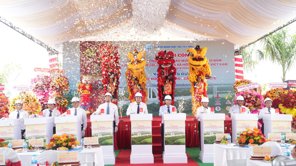 Thực hiện nghi thức khởi công dự án đường dẫn vào 3 cầu trên tuyến Đường tỉnh 827E, ngày 19/8/2025