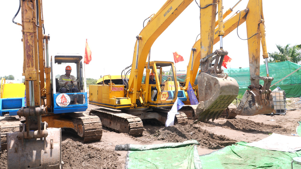 Dự án đường dẫn vào 3 cầu trên tuyến Đường tỉnh 827E đã được khởi công ngày 19/8/2025
