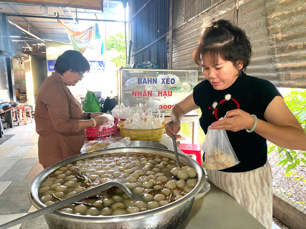 Chị Nguyễn Thị Lan đang phân chè trôi nước để tặng mọi người dịp lễ Vu Lan