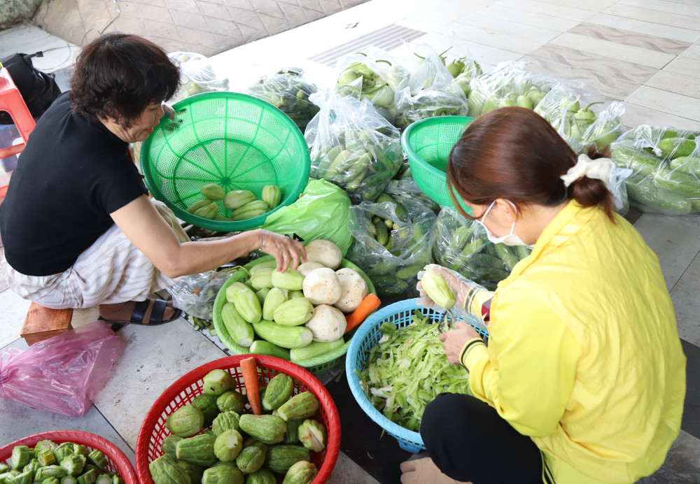 Nhiều rau, củ, quả được các nhà hảo tâm hỗ trợ cho bếp chay