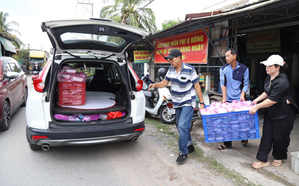 Những phần cơm của nhóm thiện nguyện của bà Nguyễn Thị Kim Liên được chuẩn bị mang đến Bệnh viện Đa khoa Tây Ninh