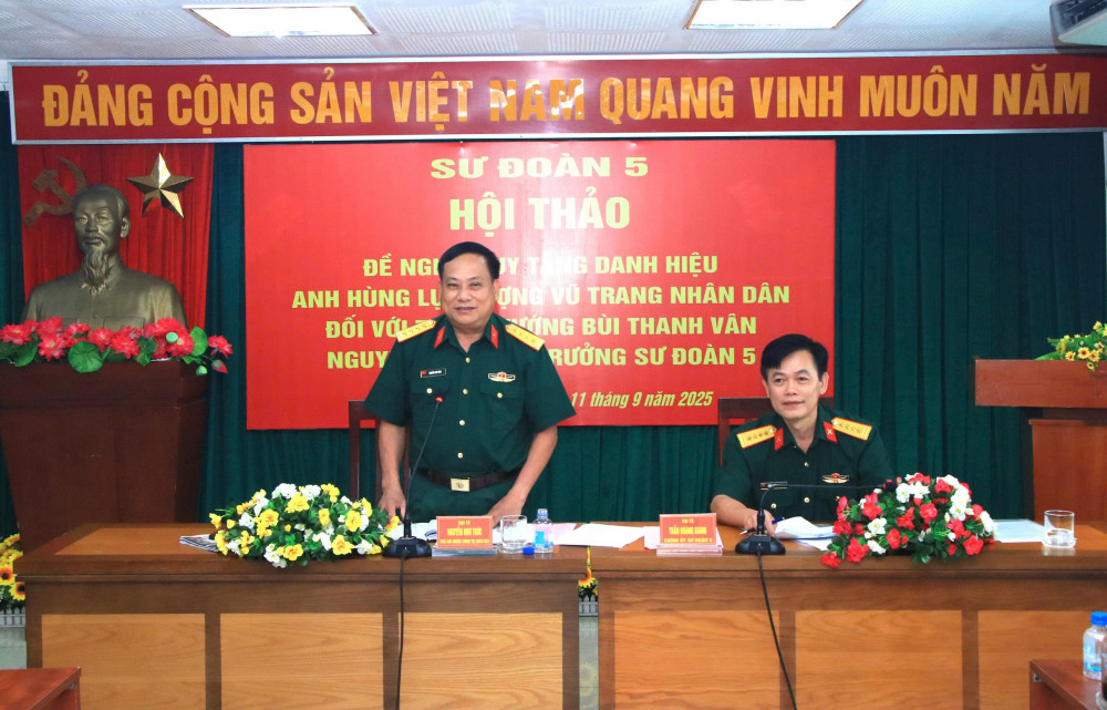 Đại tá Nguyễn Như Trúc - Phó chủ nhiệm Chính trị Quân khu, phát biểu tại hội thảo
