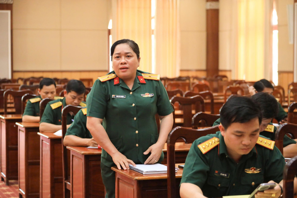 Cán bộ phát biểu ý kiến