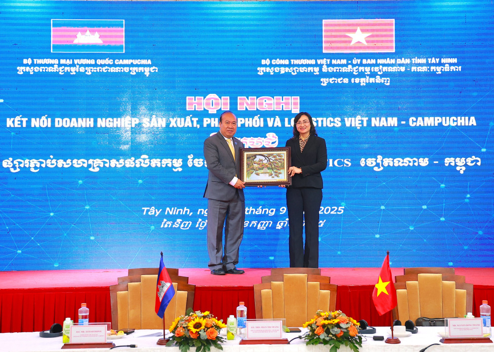 Thứ trưởng Bộ Công Thương Phan Thị Thắng tặng quà lưu niệm đến Ngài Tith Rithipol - Phó Quốc Vụ khanh Bộ Thương mại Campuchia