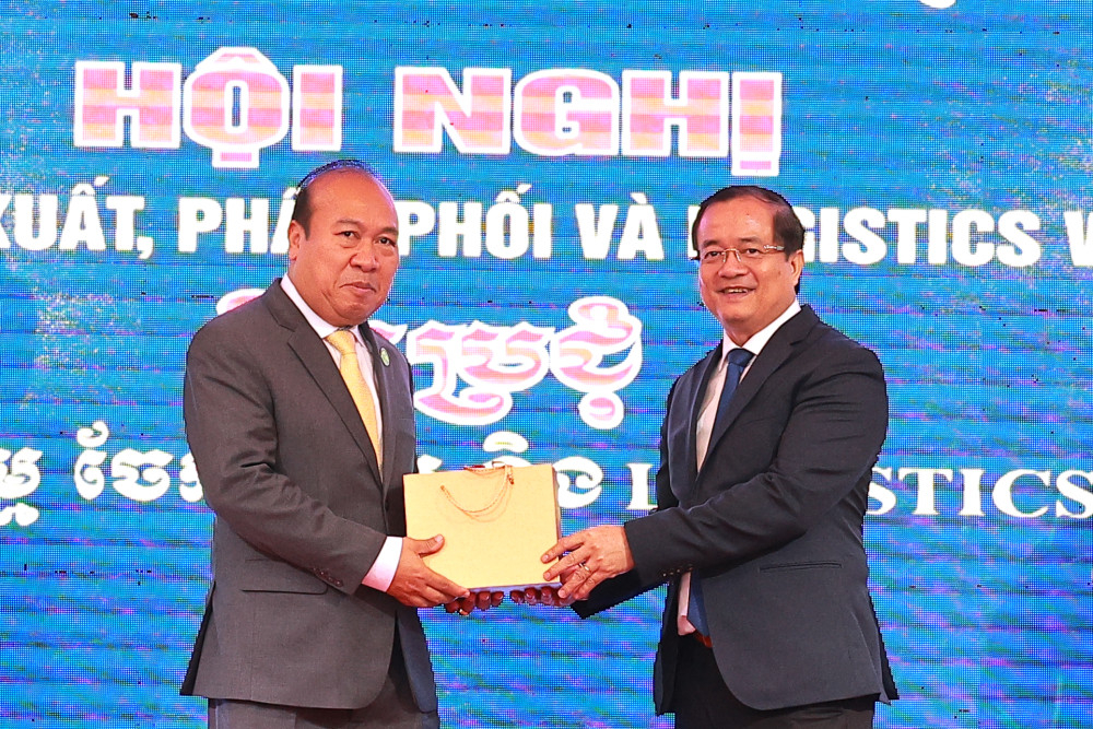 Phó Chủ tịch UBND tỉnh Nguyễn Hồng Thanh (bên phải) tặng quà lưu niệm đến Ngài Tith Rithipol - Phó Quốc Vụ khanh Bộ Thương mại Campuchia
