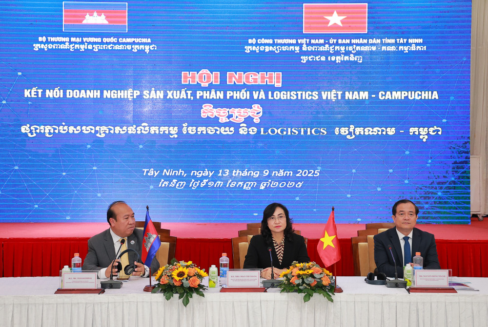 Hội nghị do Thứ trưởng Bộ Công Thương Phan Thị Thắng, Phó Chủ tịch UBND tỉnh Nguyễn Hồng Thanh (bìa phải) và Ngài Tith Rithipol - Phó Quốc Vụ khanh Bộ Thương mại Campuchia đồng chủ trì