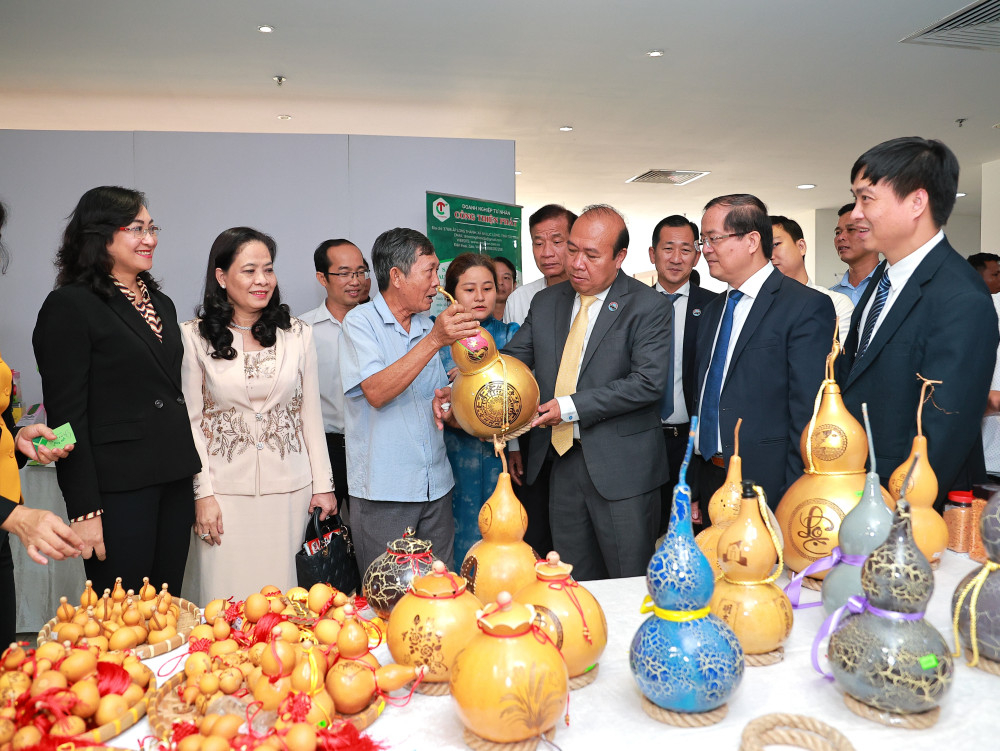 Đại biểu tham quan gian hàng trưng bày sản phẩm đặc trưng, tiêu biểu của tỉnh Tây Ninh (Việt Nam)