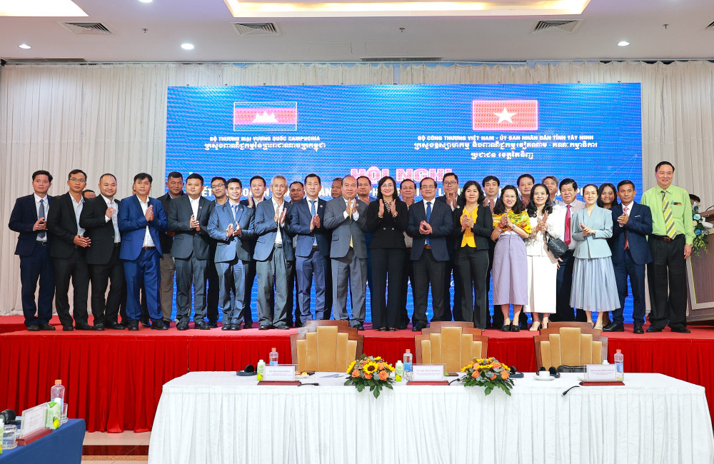 Các đại biểu chụp ảnh lưu niệm