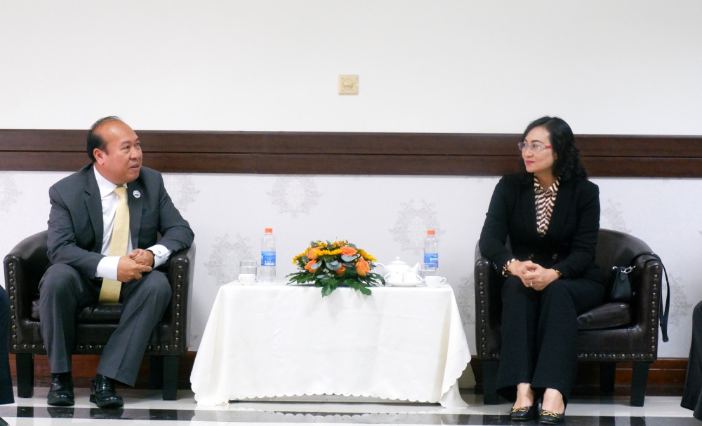 Ngài Tith Rithipol - Phó Quốc Vụ khanh Bộ Thương mại Campuchia chào xã giao lãnh đạo Bộ Công Thương Việt Nam