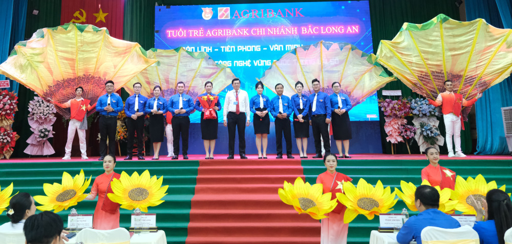 Giám đốc Agribank Chi nhánh Bắc Long An Phan Tấn Luân tặng hoa cho đội văn nghệ