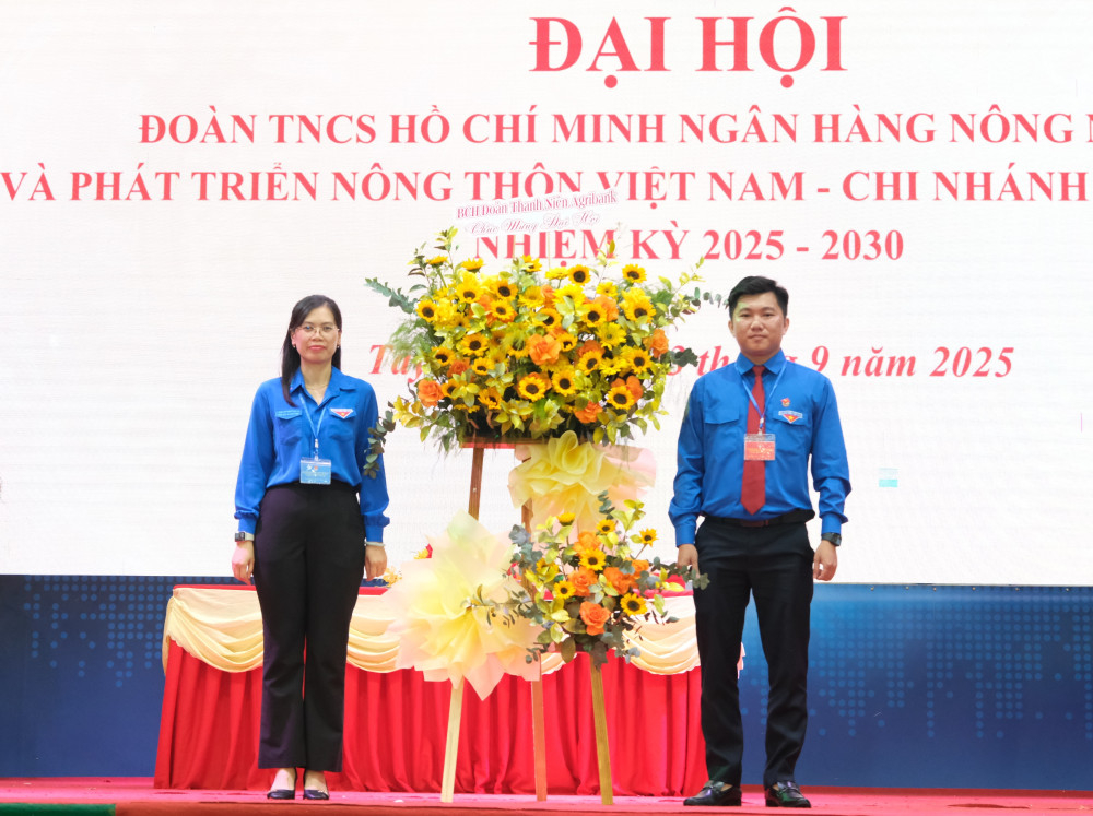 Ủy viên Ban Chấp hành Đoàn Thanh niên Agribank Nguyễn Thị Thùy Trang tặng hoa chúc mừng đại hội
