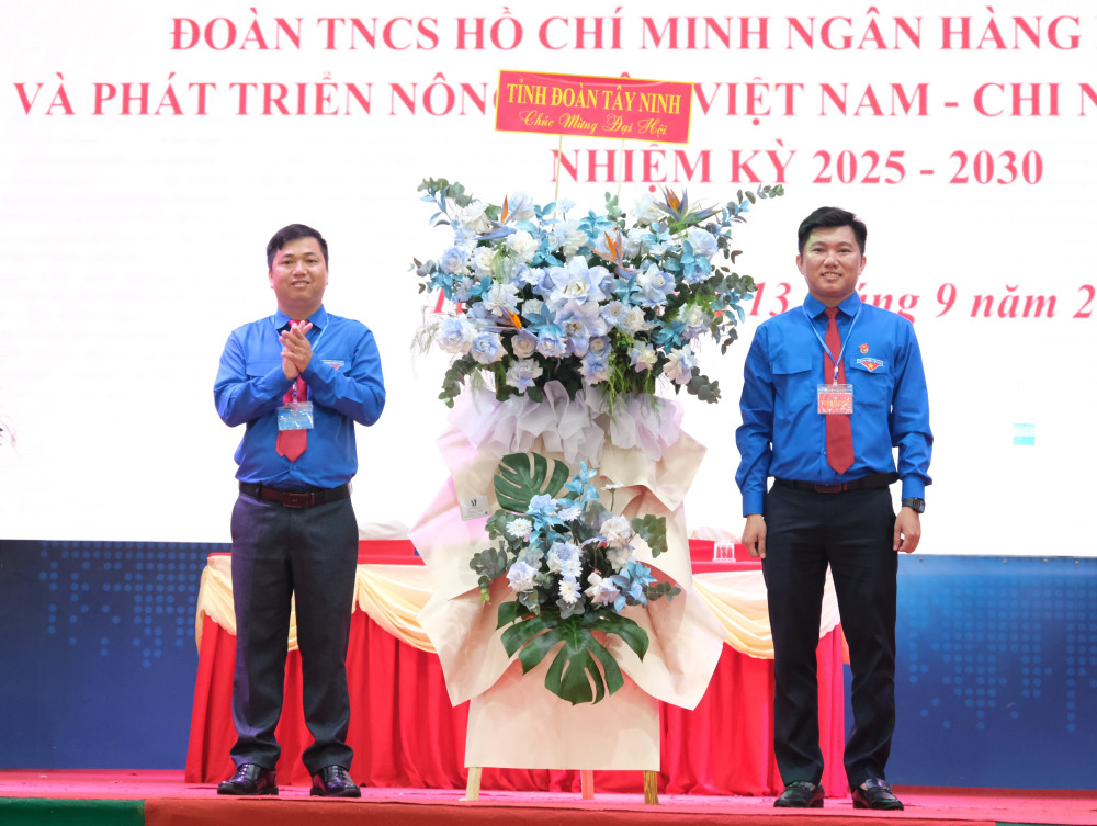 Lãnh đạo Tỉnh Đoàn tặng hoa chúc mừng đại hội