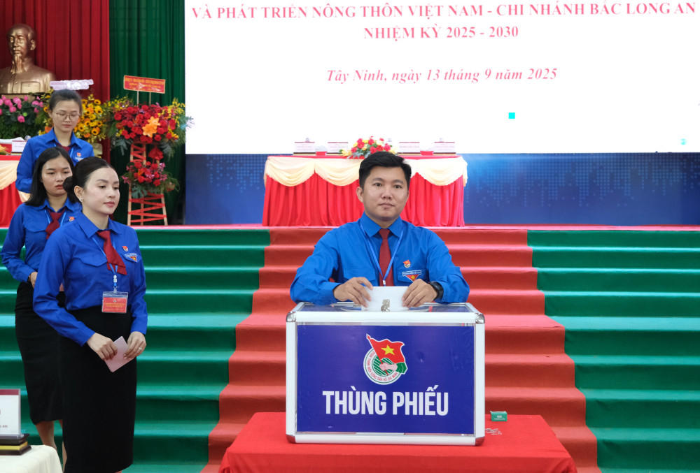 Đại biểu bỏ phiếu tại đại hội