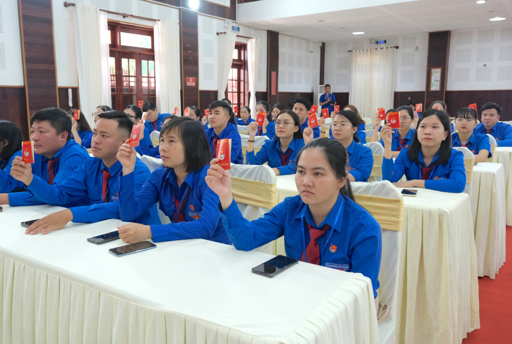 Đại biểu biểu quyết tại đại hội