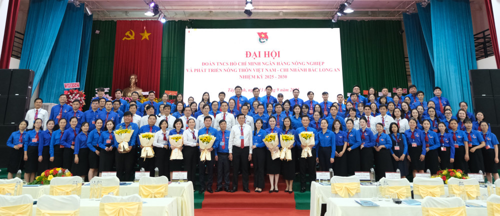 Ban Chấp hành Đoàn cơ sở Agribank Chi nhánh Bắc Long An nhiệm kỳ 2025-2030 chụp ảnh lưu niệm cùng đại biểu, đoàn viên, thanh niên