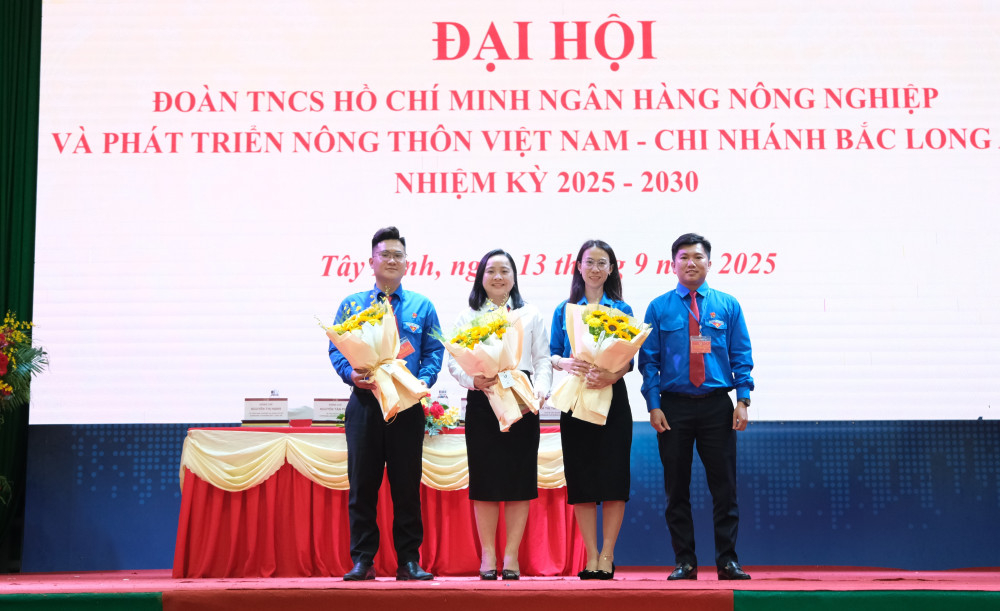 Tặng hoa cho các đồng chí Ban Chấp hành Đoàn cơ sở Agribank Chi nhánh Bắc Long An, nhiệm kỳ 2020-2025 không tái cử