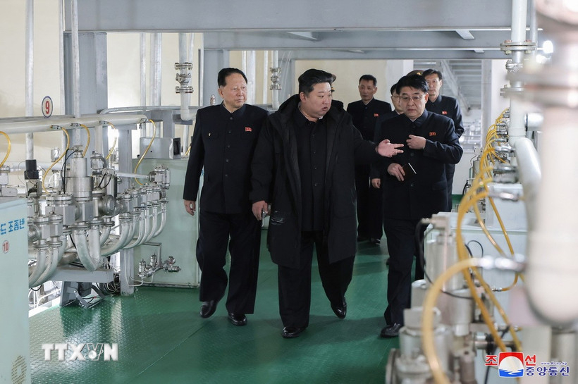 Nhà lãnh đạo Triều Tiên Kim Jong-un thị sát một cơ sở sản xuất vật liệu hạt nhân. (Ảnh: KCNA/TTXVN)