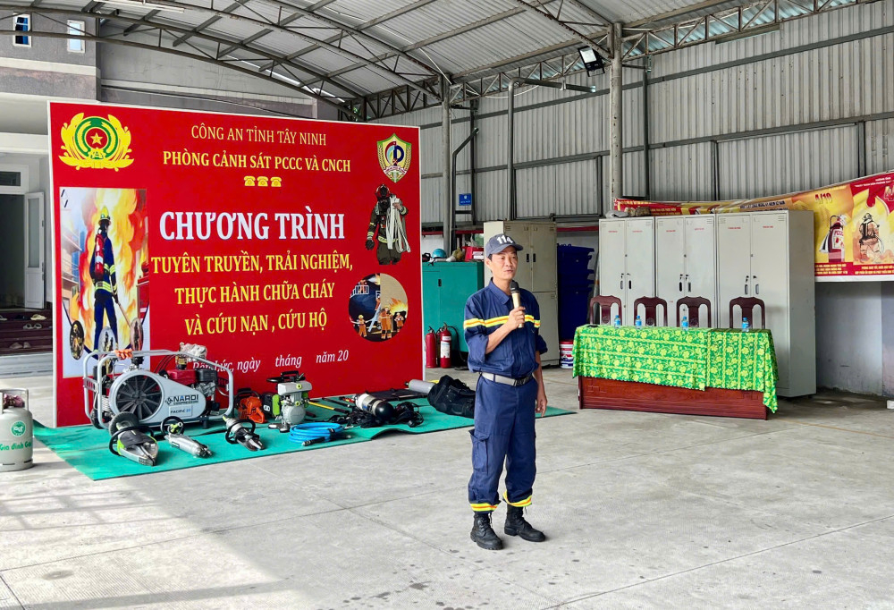 Cán bộ, chiến sĩ hướng dẫn người dân kiến thức, kỹ năng xử lý các tính huống cháy nổ