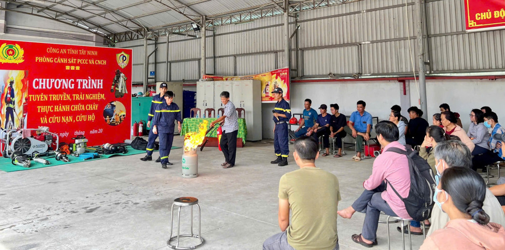 Người dân được tham gia thực hành dập tắt đám cháy