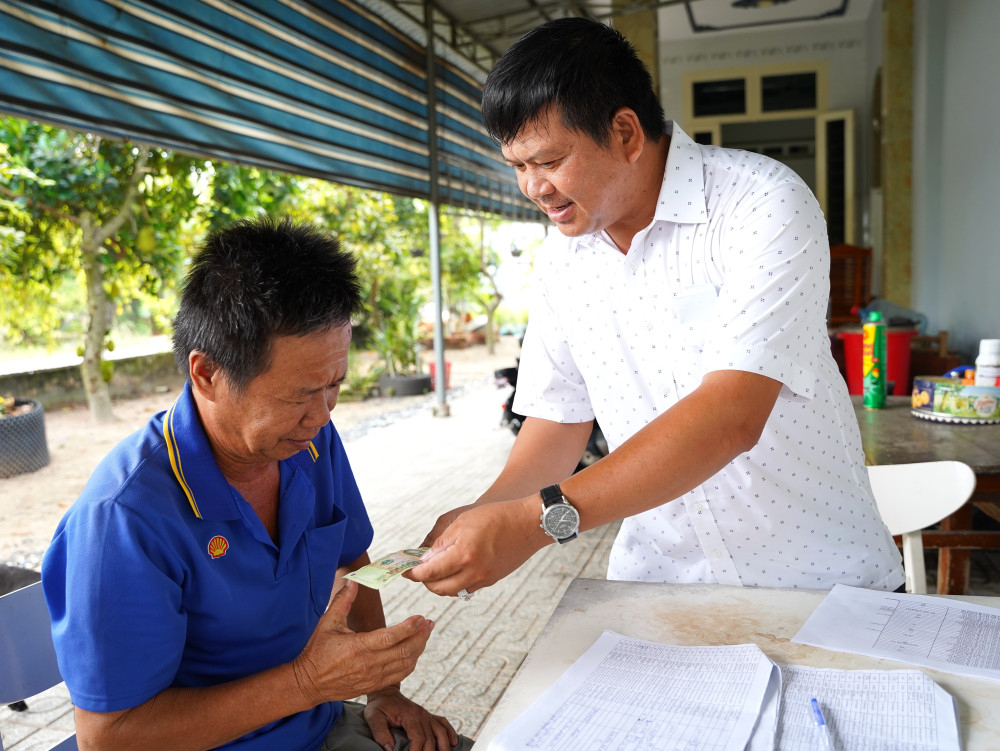 Bí thư Chi bộ khu phố Trường Lộc, phường Long Hoa Nguyễn Hoàng Tâm trao quà Quốc khánh tới tận tay người dân