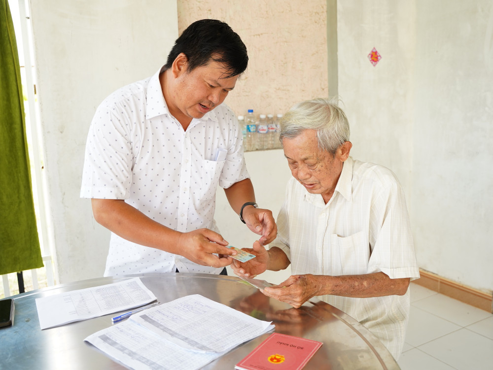 Người dân nhận quà Quốc Khánh tại nhà