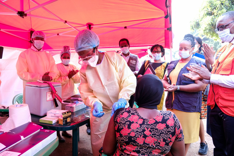 Nhân viên y tế tiêm vaccine phòng bệnh Ebola cho người dân châu Phi. (Ảnh: THX/TTXVN)