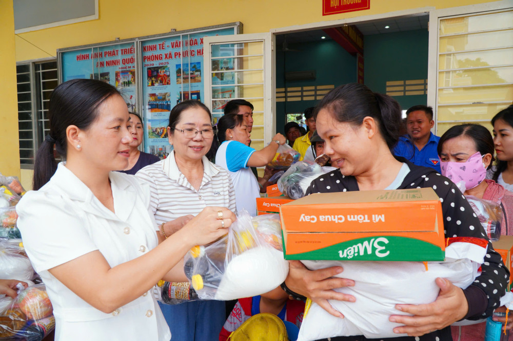 Chủ tịch UBMTTQ Việt Nam xã Phước Lý Nguyễn Thị Ngọc Duyên tặng quà cho các hộ dân có hoàn cảnh khó khăn